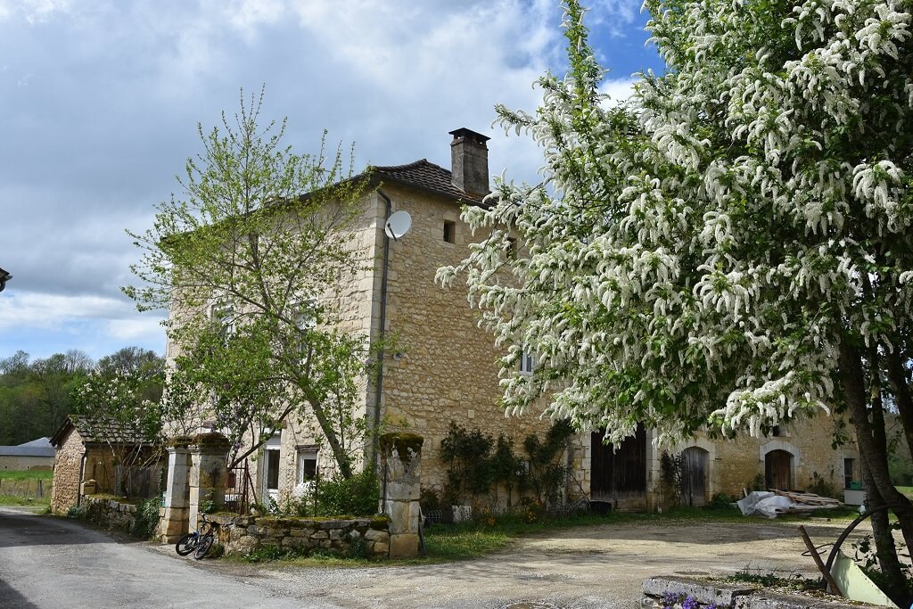 Jolie maison fleurie à Saint-Vincent-sur-l'Isle en Dordogne